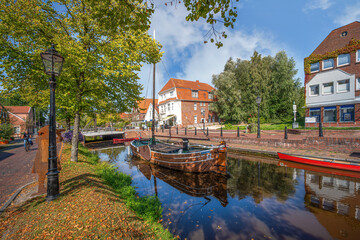 Obraz premium Stadt Papenburg im Emsland, Fussgängerzone am Kanal, Innenstadt