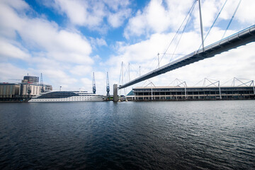 Obraz premium bridge over the river at excel