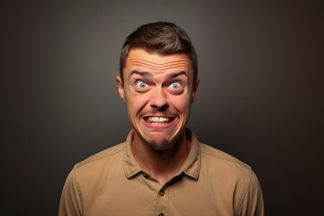 Obraz premium man squinting and grimacing in the studio