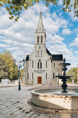 Photo de l'église de Villedieu sur Indre. Il s'agit d'une église en pierre blanche avec l'inscription république Française sur la façade.