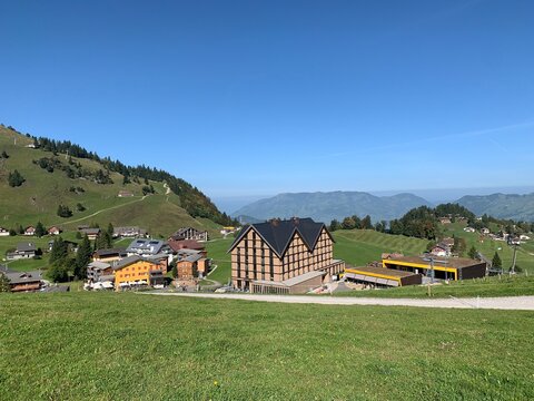 Aussicht auf Dorf Stoos mit Bergstation der Stoosbahn, Hotel und dem Berg Fronalpstock im Hintergrund