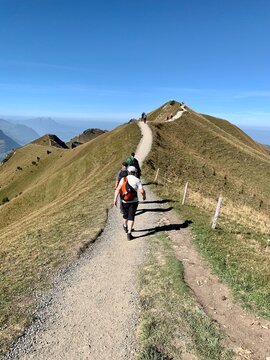 Wanderer auf Gratwanderung auf Wanderweg vom Klingenstock zum Fronalpstock, Schweizer Berge / Stoos