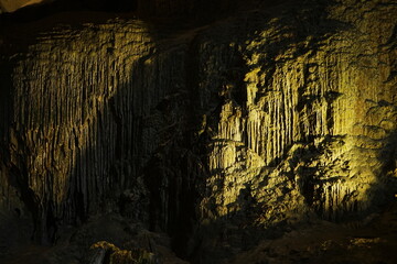 Sung Sot Cave or Surprise Cave in Ha Long Bay, Vietnam - ベトナム ハロン湾 スンソット洞窟