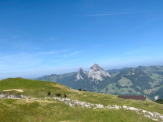 Sicht vom Berg Fronalpstock - Stoos auf  die beiden Berge kleiner und grosser Mythen - Schweiz - Europa