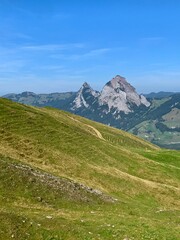 Fototapeta na wymiar Sicht vom Berg Fronalpstock - Stoos auf die beiden Berge kleiner und grosser Mythen - Schweiz - Europa 