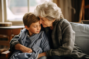 Abuela cuidando de su nieto en un ambiente cálido y agradable.  - obrazy, fototapety, plakaty