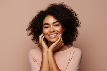 Lovely plump dark-skinned woman smiling with hands under chin  - obrazy, fototapety, plakaty