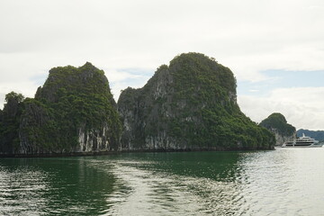 Fototapeta na wymiar Ha Long Bay in Hanoi, Vietnam - ベトナム ハノイ ハロン湾