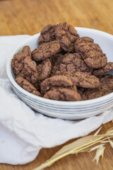 Tazón de galletas de chocolate