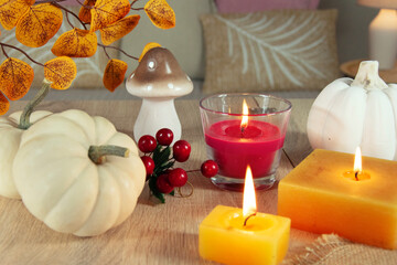Jesienny stół dynie dekoracje wnętrz - obrazy, fototapety, plakaty