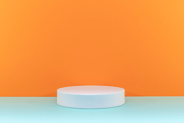 Arrière-plan orange avec présentoir pour des produits avec un rendu 3 D. Plate-forme vide avec podium pour cosmétique, bijoux, maquette ou autres objets.