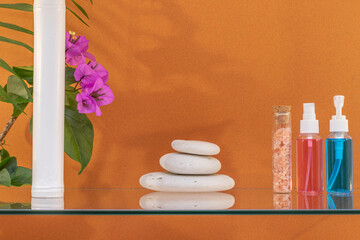 Arrière-plan marron avec présentoir pour des produits avec un rendu 3 D. Plate-forme vide avec podium pour cosmétique, bijoux, maquette ou autres objets.