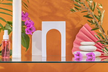 Arrière-plan marron et rose avec présentoir pour des produits avec un rendu 3 D. Plate-forme vide avec podium pour cosmétique, bijoux, maquette ou autres objets.