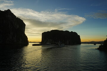 Sunset View of Ha Long Bay in Hanoi, Vietnam - ベトナム ハノイ ハロン湾 夕日