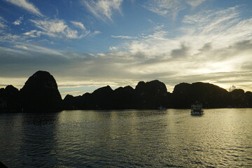 Sunset View of Ha Long Bay in Hanoi, Vietnam - ベトナム ハノイ ハロン湾 夕日