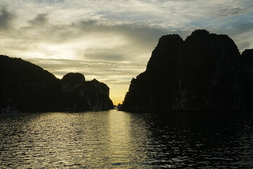 Naklejka premium Sunset View of Ha Long Bay in Hanoi, Vietnam - ベトナム ハノイ ハロン湾 夕日