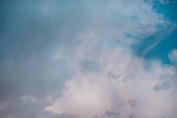 Foto horizontal del cielo azul con nubes grises imagen ideal para fondos