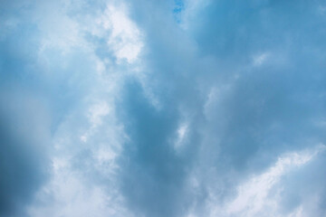 Obraz premium cielos y nubes llenas a punto de llover cielo azul 