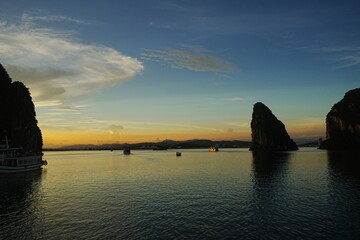 Sunset View of Ha Long Bay in Hanoi, Vietnam - ベトナム ハノイ ハロン湾 夕日