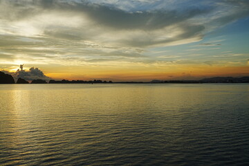 Naklejka na ściany i meble Sunset View of Ha Long Bay in Hanoi, Vietnam - ベトナム ハノイ ハロン湾 夕日