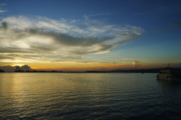 Naklejka premium Sunset View of Ha Long Bay in Hanoi, Vietnam - ベトナム ハノイ ハロン湾 夕日