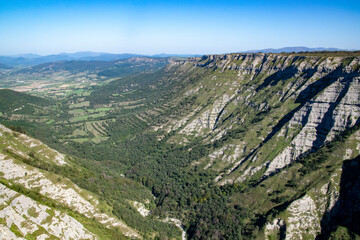 Valle entre montañas