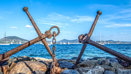 Deux ancres en bord de mer lors des régates de voiliers lors des "Voiles de Saint Tropez" © Bernard