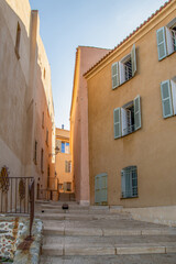 Ruelle aux couleurs chaudes dans le Sud de la France