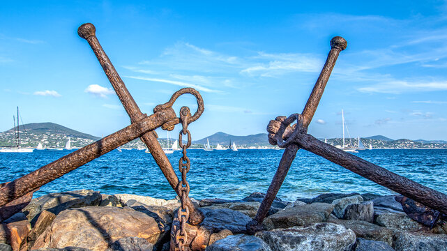 Deux ancres en bord de mer lors des r&eacute;gates de voiliers lors des "Voiles de Saint Tropez"