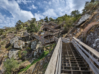 Fototapeta na wymiar Entre montes e rochas os passadiços do Paiva junto ao rio Paiva em Arouca em Portugal