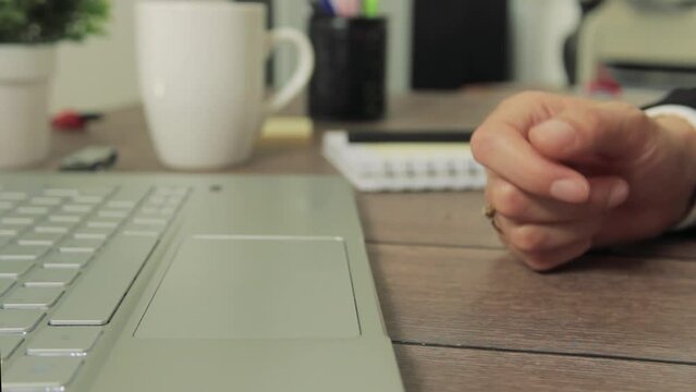 Gestos con las manos de trabajar en laptop, tomar caf&eacute;, escribir, se&ntilde;alar