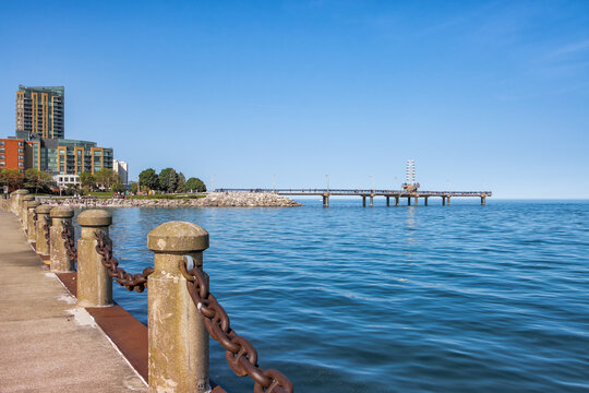 Fototapeta Brant Street pier in Spencer Smith Park, Burlington, Ontario, Canada
