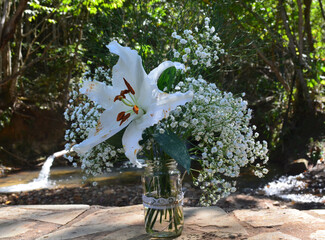 Lírio branco em enfeite de casamento feito na religião Umbanda