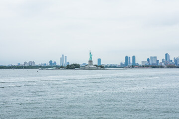 Naklejka premium New york city, new york. the staten island ferry on the hudson river in lower manhattan in new york city on a sunny day.