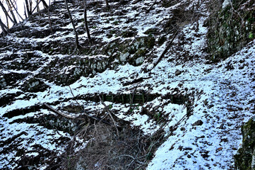 丹沢の大山三峰山　冷たい雪の崩落地を通る登山道
