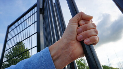 
Fence of metal that is closed and confines or excludes. A locked-up closure that can feel like a prison can evoke loneliness and repulsion. Preventive against vandalism and burglary.