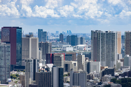 青空と雲と東京のビル群 © taka