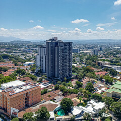 Edificio de apartamentos en San Salvador - obrazy, fototapety, plakaty