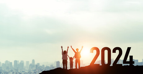 日の出を眺める家族　2024年新年イメージ　令和六年年賀状素材