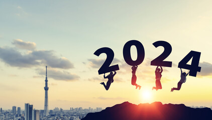 2024を掲げてジャンプする人々　2024年新年イメージ　令和六年年賀状素材