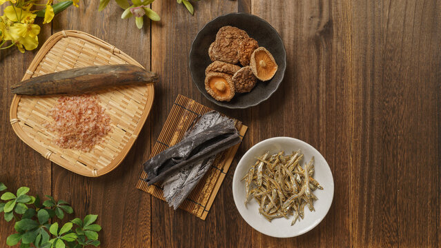 和風の出汁(だし)イメージ｜鰹節・削り節・昆布・煮干し・椎茸