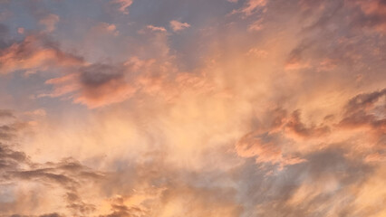 Obraz premium sunset colors on the clouds sky background orange pink
