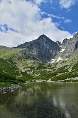 Fototapeta na wymiar Lomnický štít und Skalnaté pleso (deutsch Steinbachsee) in der Hohen Tatra, vertikal