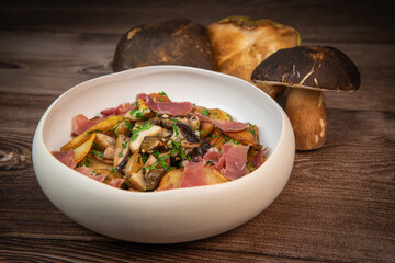 Recipe for Sarladaise potatoes with porcini mushrooms and Iberian ham, High quality photo