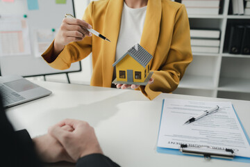 Sales staff discuss home details with customers before agreeing to sign a sales contract, buying and selling real estate, making recommendations and offerings, drafting home sales contracts. - obrazy, fototapety, plakaty
