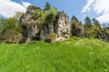 Die Felsformation Langerstein im Paradiestal,  Fränkische Schweiz, Gemeinde Stadelhofen, Landkreis Bamberg, Oberfranken, Bayern, Deutschland