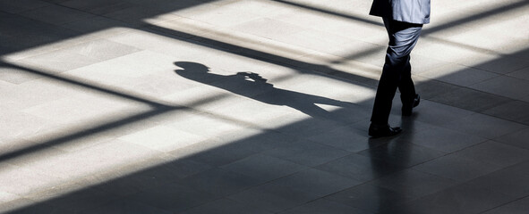 Ein Mann wirft einen Schatten bei der Expo Real Messe in München. Fotografin: Michaela Rehle - obrazy, fototapety, plakaty