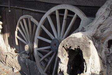 使われなくなった大八車の車輪, Wheels of a large car that is no longer in use.