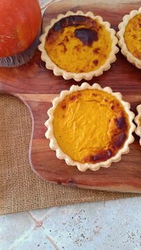 plusieurs tartelettes au potiron sur une planche &agrave; d&eacute;couper