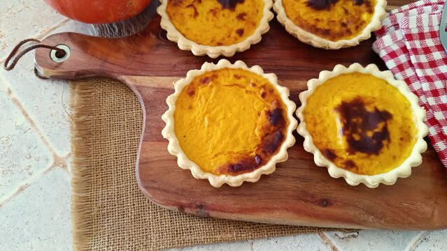 plusieurs tartelettes au potiron sur une planche &agrave; d&eacute;couper
